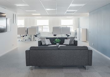 Ljust kontor med lager på Berga