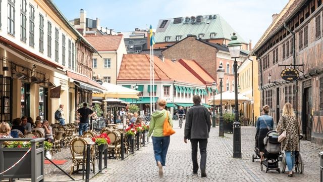 På gågatan i Malmö är det liv och rörelse. 